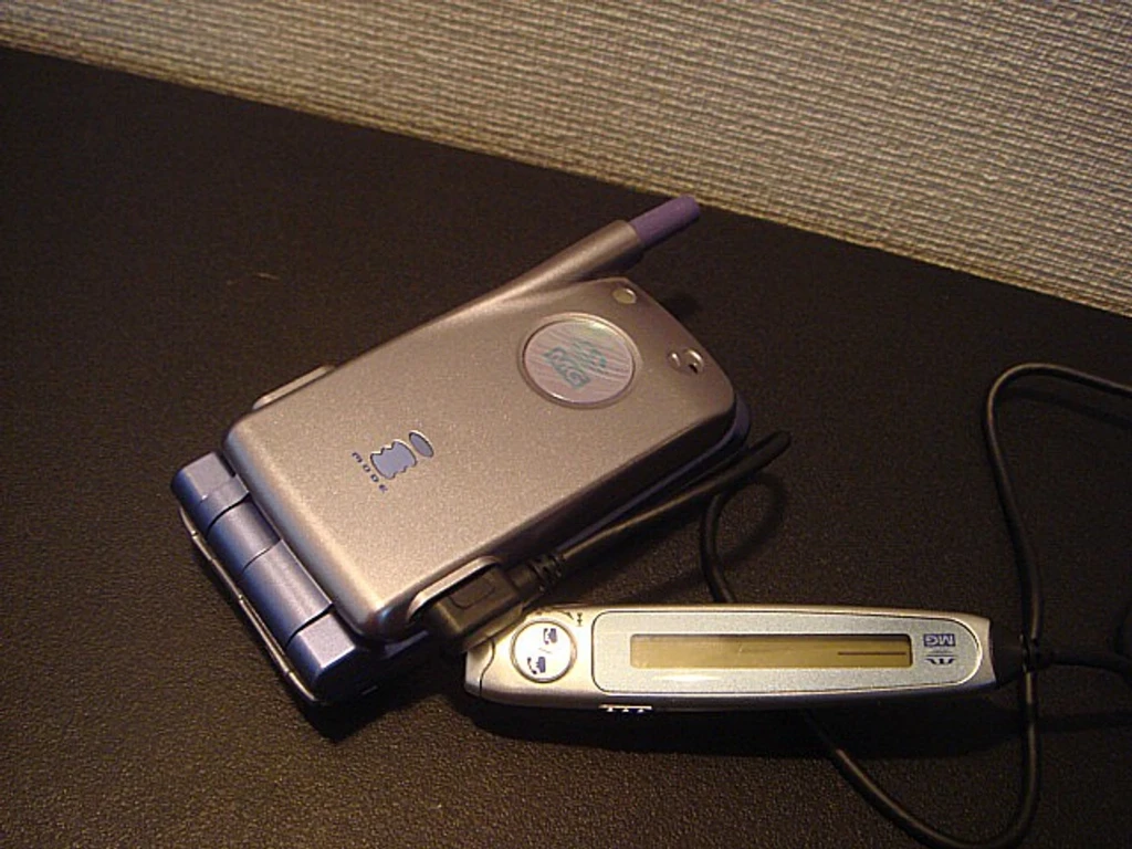 Sony SO502iWM з пультом для прослуховування музики