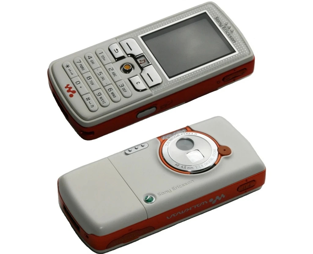 Sony Ericsson W800i у фірмовому помаранчевому кольорі